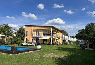 EFH mit Pool und gr. Garten