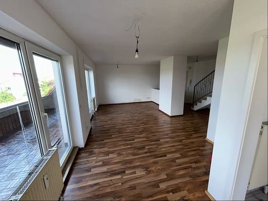 Wohnzimmer mit Ausgang zum Balkon