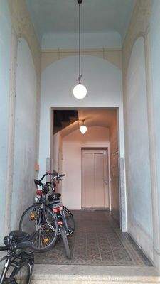 Eingangsbereich mit Fahrstuhl