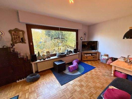 Wohnzimmer mit großem Fenster