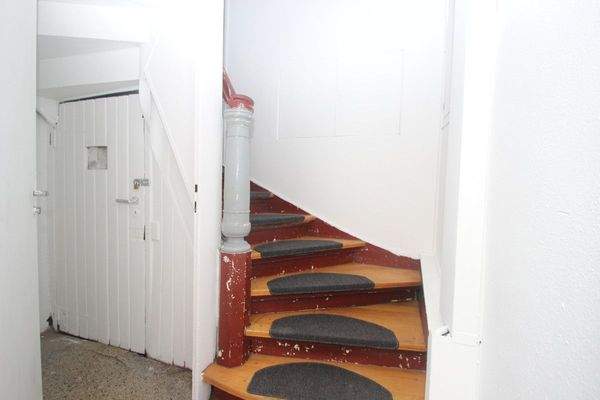 Links geht es in den Kellerraum