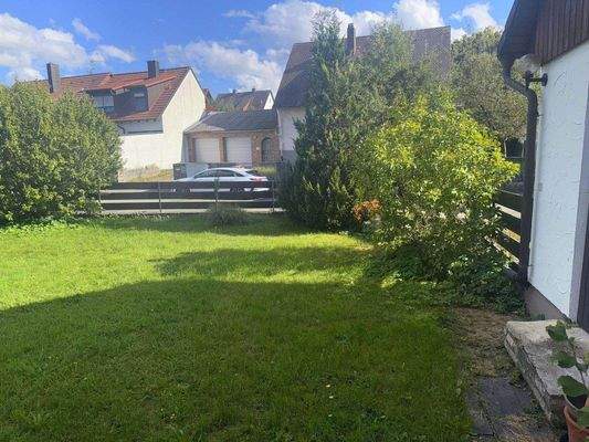 Vorgarten mit Zugang Garage