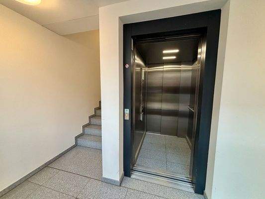 Treppenhaus/ Aufzug 
