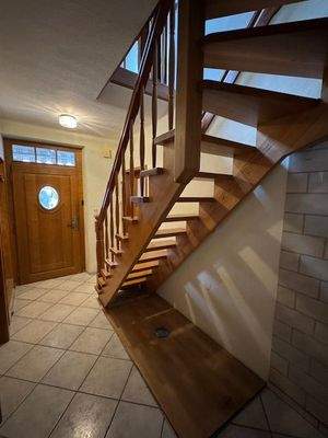 Flur im EG mit Treppe zum DG