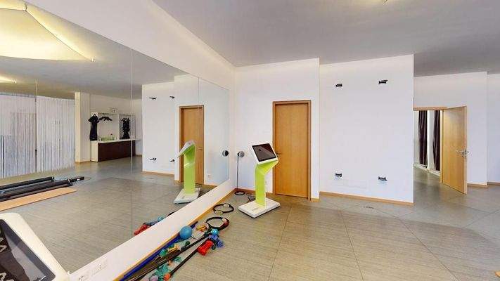 Meran-Studio-Fitness-Miete-GroßeRäume-Zentrum-Garagen-HoheQualität