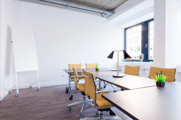 Schreibtischplätze in Büro