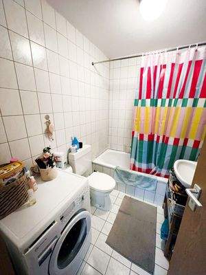 Bad mit Wanne und Waschmaschine.jpg