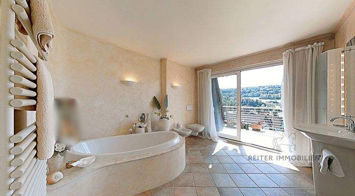 OG: Badezimmer mit Wanne und Balkonzugang