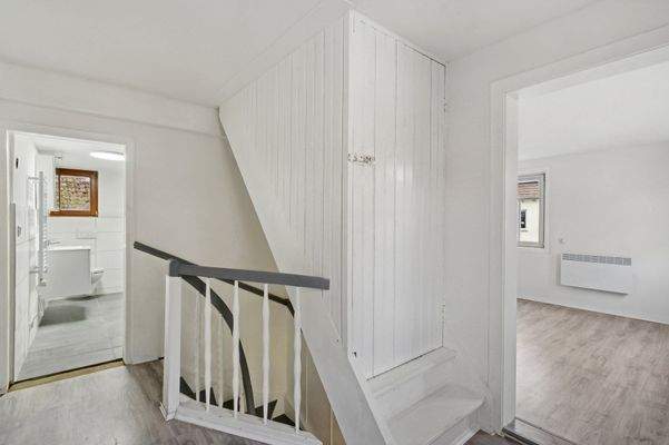 Flur 1.OG mit Tür zum Dachboden