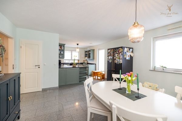 moderne Küche und helles Esszimmer