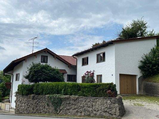 Westeingang mit Garage und Stellplätzen