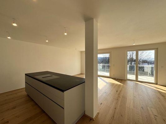 Wohnzimmer mit Designerküche und Geräte von Miele