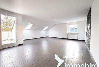 Wohnzimmer mit Zugang zum Balkon