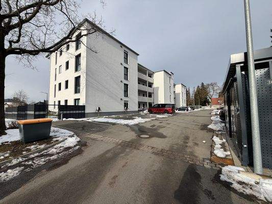 Hausansicht mit Stellplatz