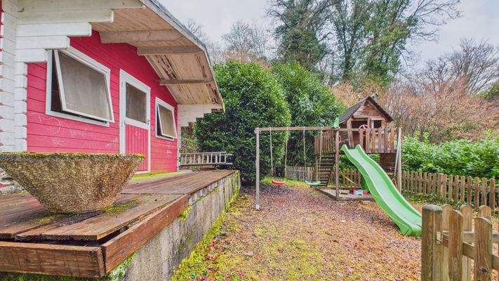Privater Spielplatz im Garten
