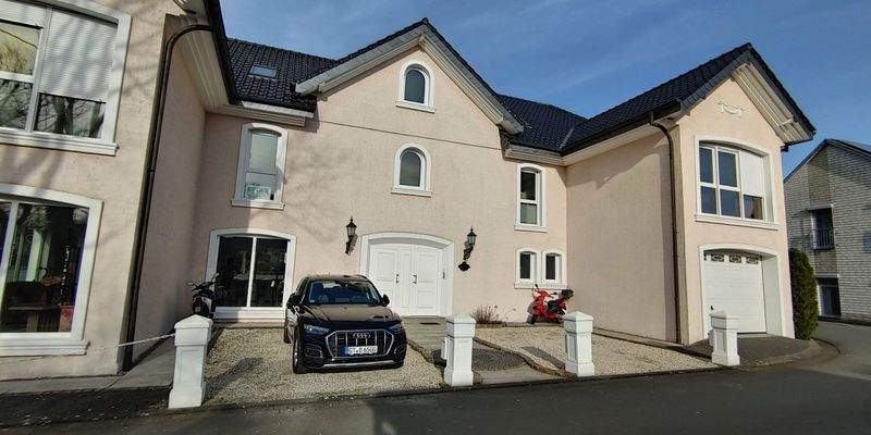 Hauseingang mit 2 Stellplätze