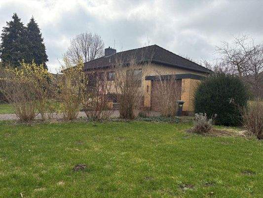 Blick von der Grünfläche Richtung Haus