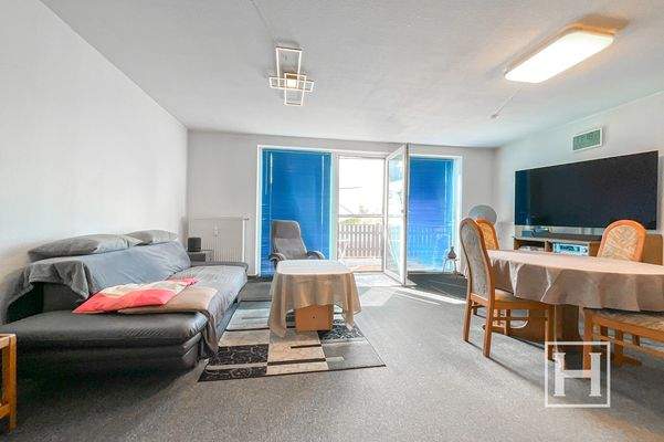 Großzügiges Wohnzimmer mit offener Küche