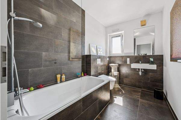 Tageslichtbad mit Wanne