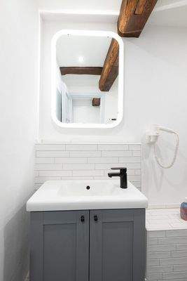 Modernes Bad mit Spiegel