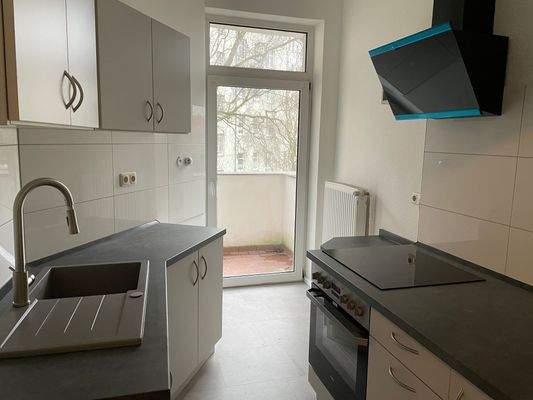 Küche mit EBK und Balkon 