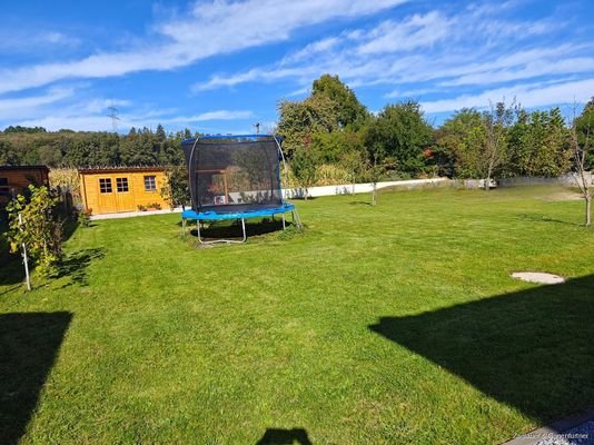 Der große, ebene Garten - ideal geeignet für einen Pool