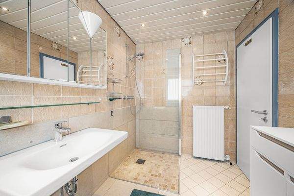 Badezimmer im Erdgeschoss