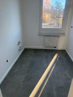 Leeres Zimmer mit Fenster