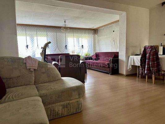 Offener Wohnbereich mit Blick in den Garten