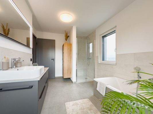 Bad mit Badewanne und Dusche