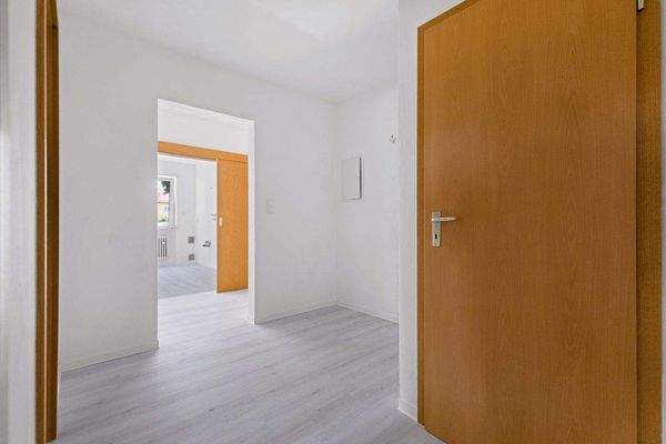 Whg Flur mit Blick in Küche