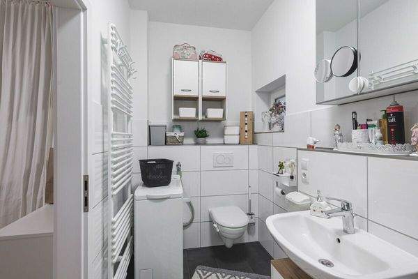 Das Badezimmer Wohnung 1 OG links