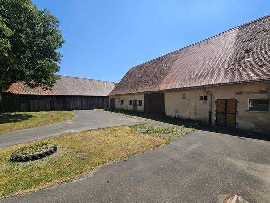 Scheune und Holzlege