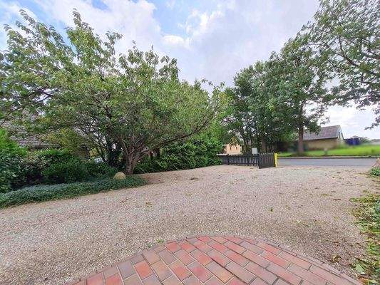 Blick von der Bank auf die Auffahrt