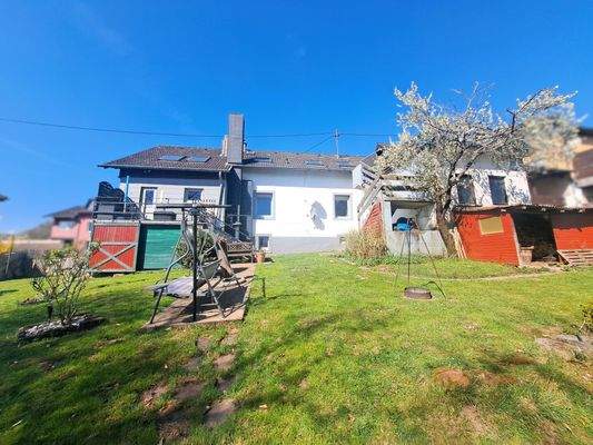 Immobilienperle Veronika Löffler - Rückansicht und Garten