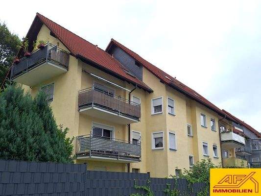 Mehrfamilienhaus mit Stellplätzen