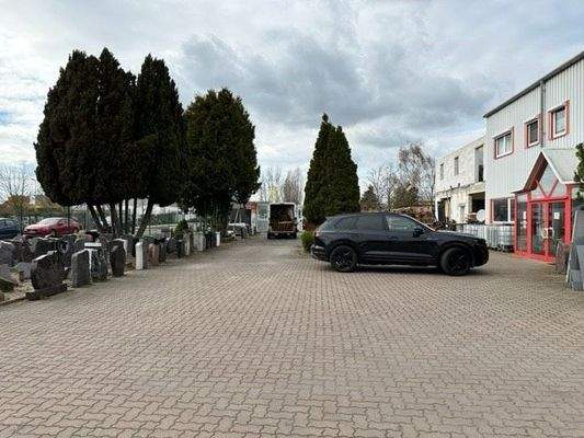PKW-Stellplätze im großen Hof