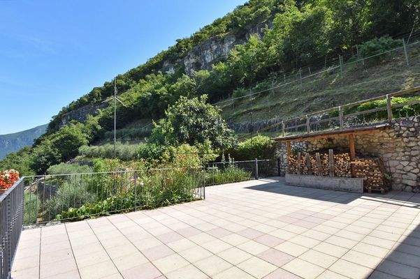 Exklusive Villa mit Panoramablick und großem Grundstück – Ala