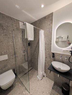 Bad mit bodenebener Dusche