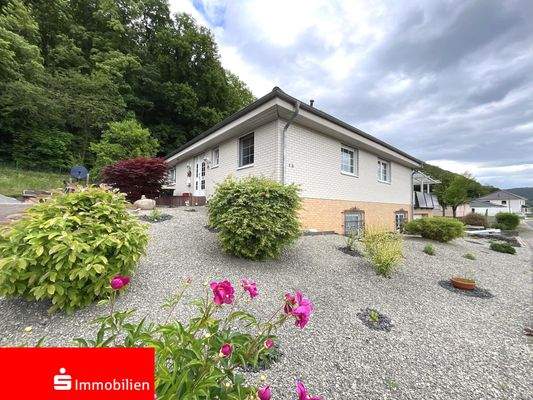 Seitenansicht mit Steinvorgarten