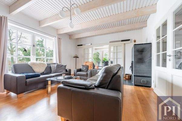 Heller Wohnbereich mi Echtholzdieen