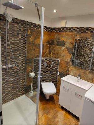 Wand-WC, Waschtisch & Dusche verglast