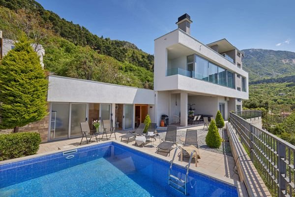 1 Kotor, Kavac – three-bedroom villa with a swimmi