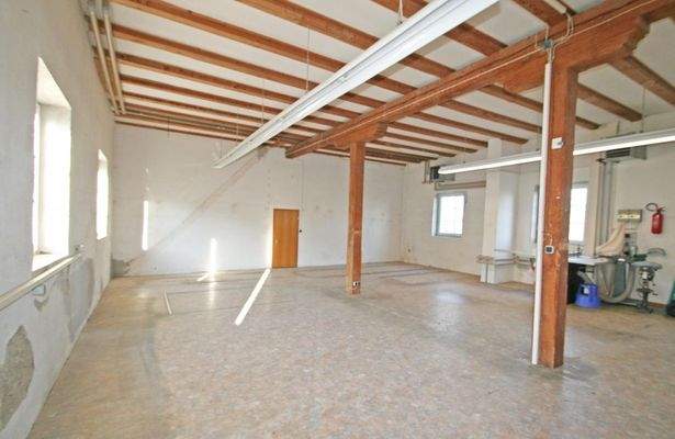 1.OG_Raum_ Blick Treppe in den Raum