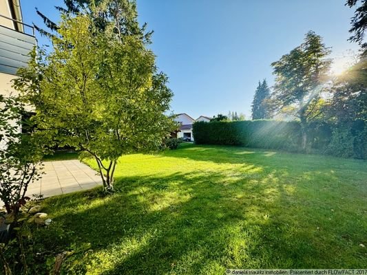 Blick zur Terrasse und in den Garten