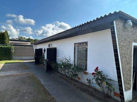 Nebengebäude mit Garage