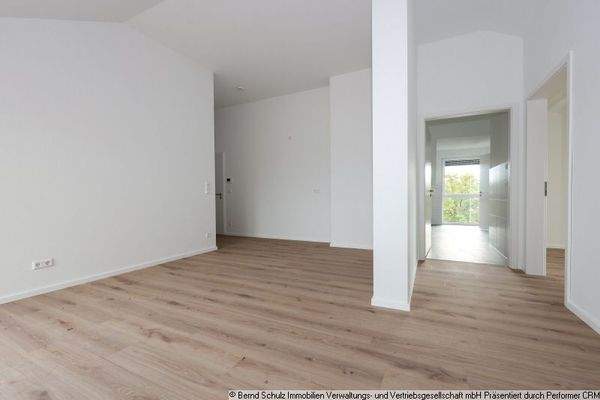 6 Wohnzimmer mit Küche und Flur 