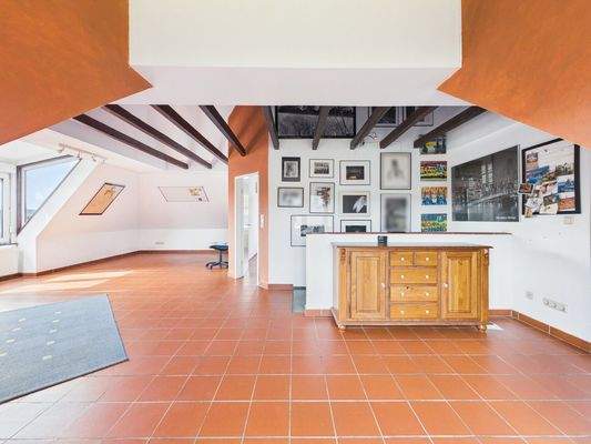 Großzügiger Wohnbereich im DG 