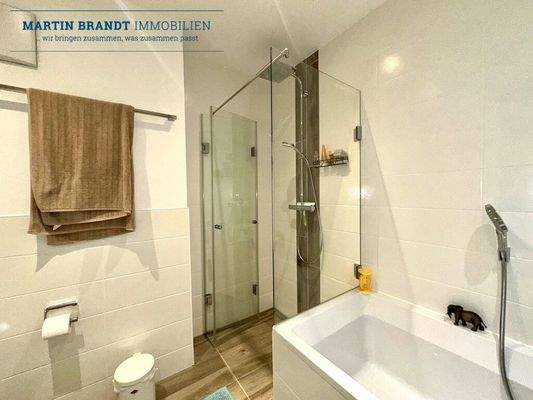 Badezimmer mit Badewanne und Dusche