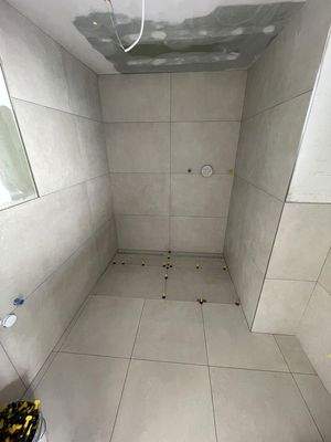 Gefliestes Bad zur Anschauung